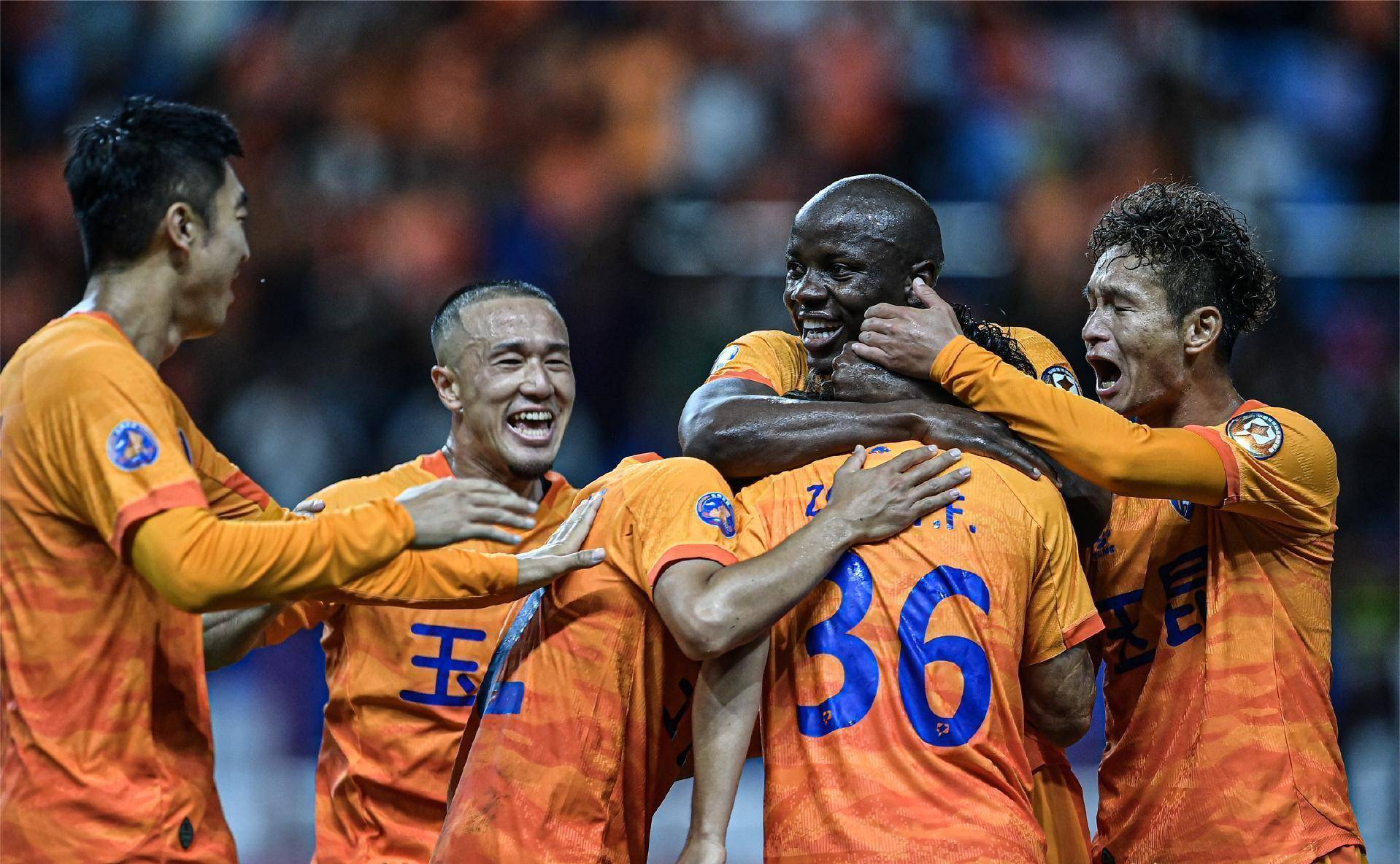 世界杯预选赛战况激烈,球迷热情高涨 世界杯预选赛战况激烈,球迷热情高涨