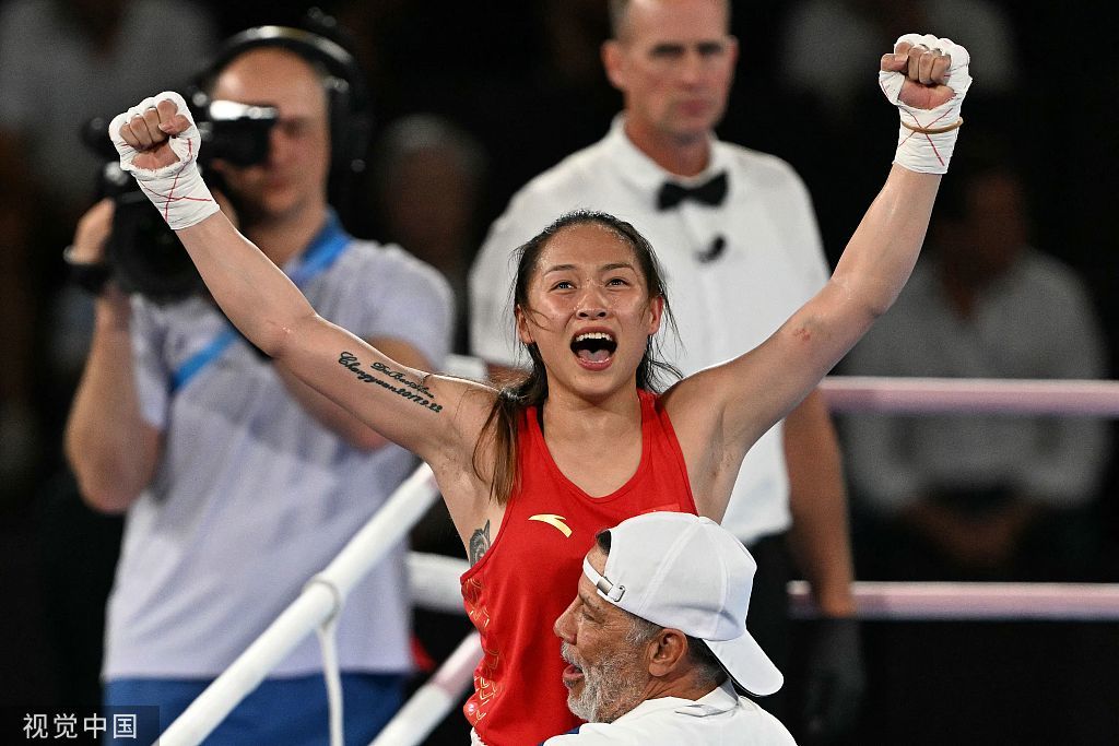 冰岛拳击选手击败对手,斩获银牌 冰岛拳击选手击败对手,斩获银牌