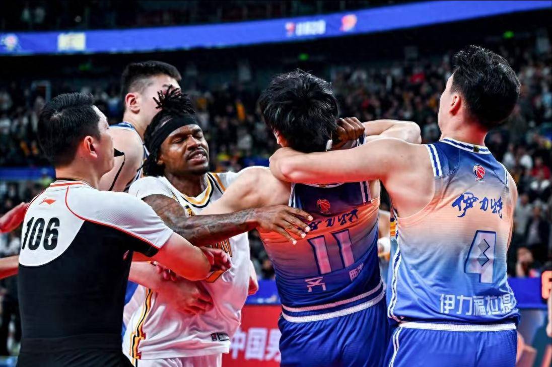 足球比赛中出现情绪激烈的冲突! 足球比赛中出现情绪激烈的冲突!