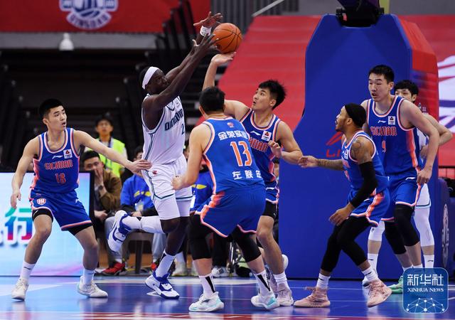 青岛篮球赛事惊险激烈，竞技水平居高不下