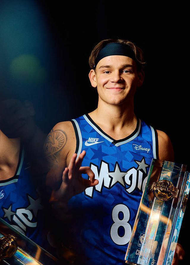 篮球大神逐渐崭露头角，为球队带来胜利