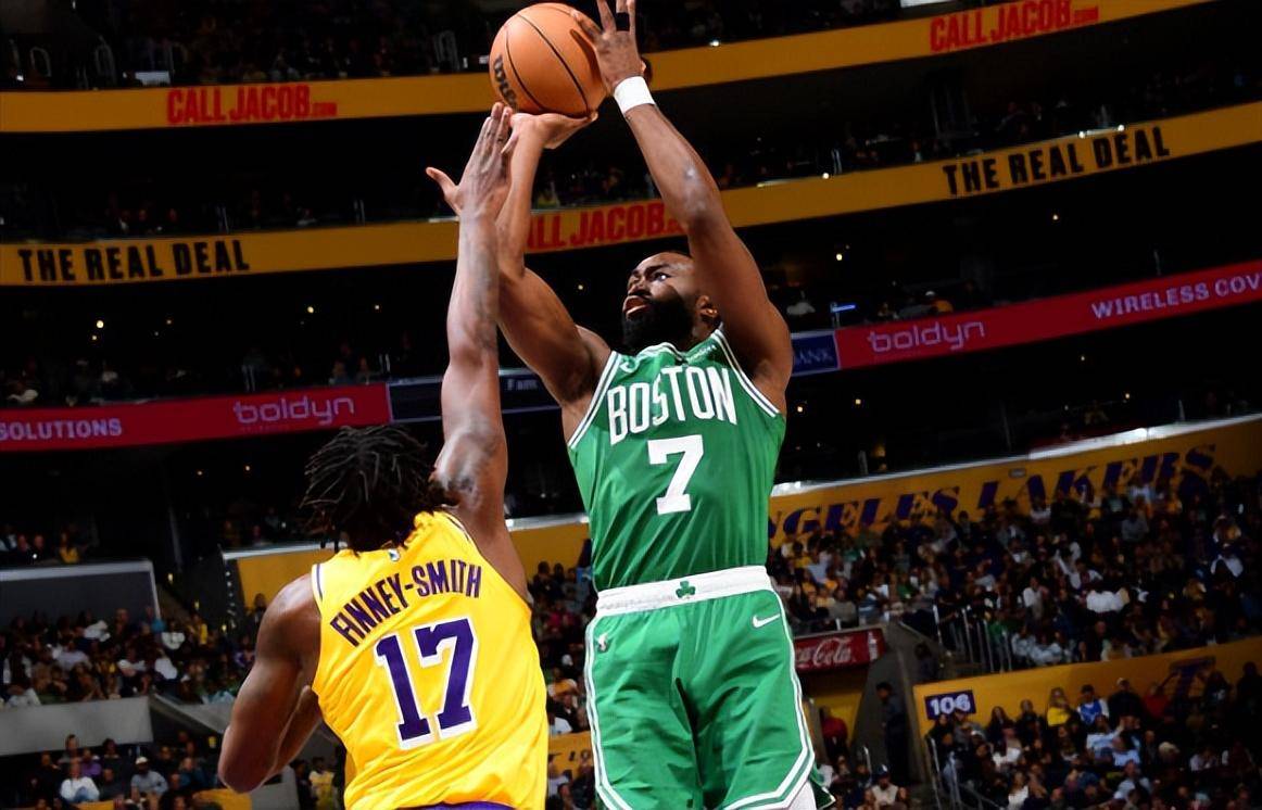 湖人遭凯尔特人横扫，詹姆斯表现低迷