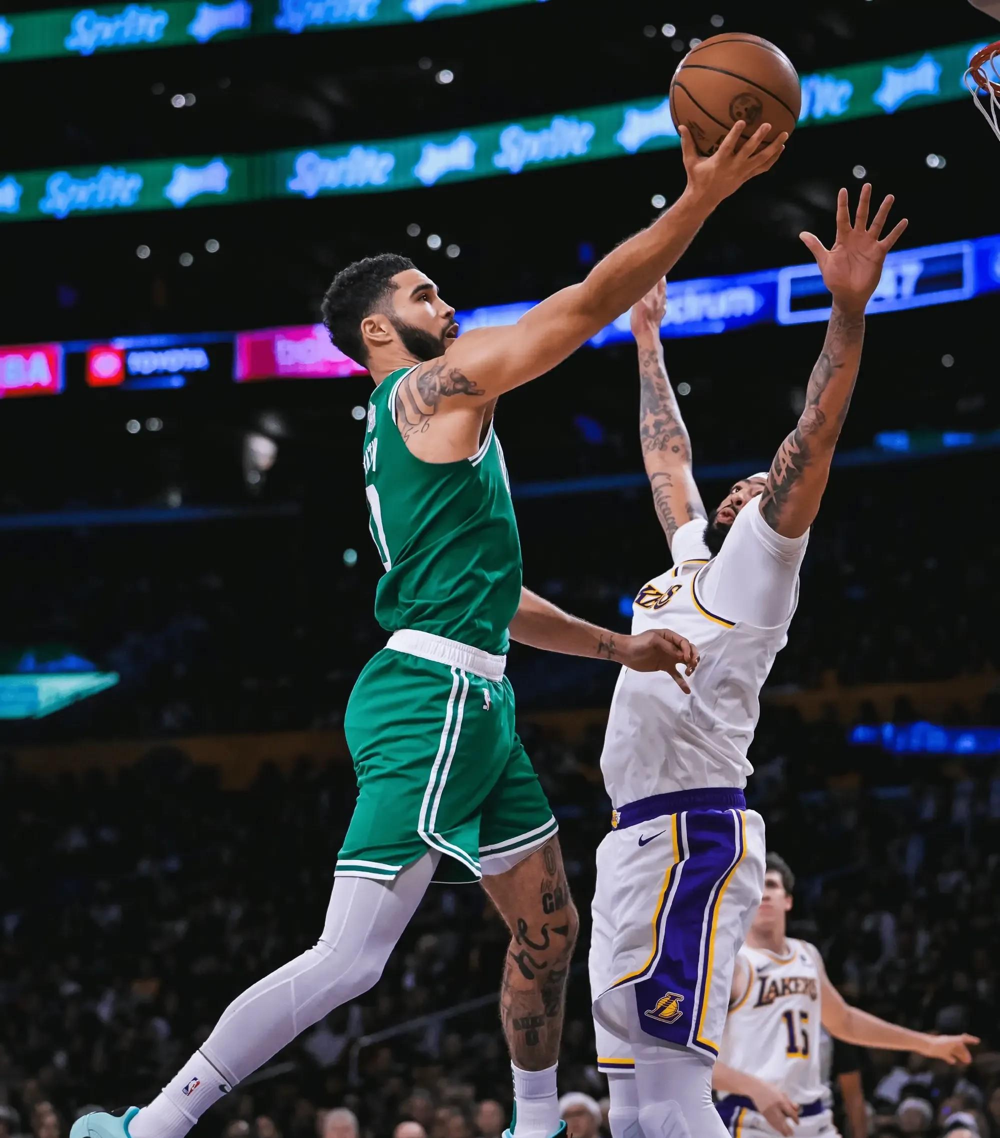 湖人遭凯尔特人横扫，詹姆斯表现低迷