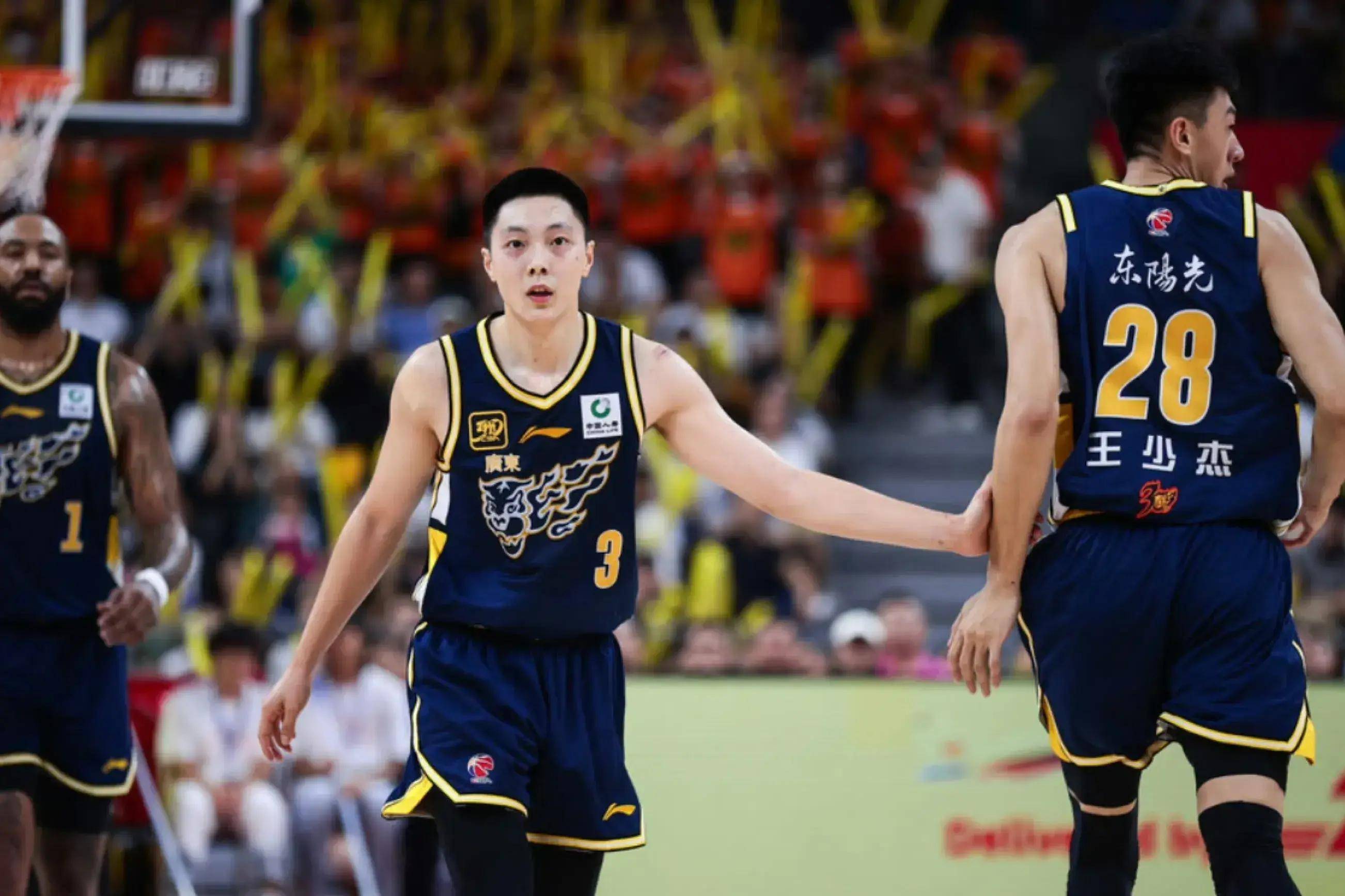 主场比赛中实力强劲球队轻松取胜 主场比赛中实力强劲球队轻松取胜