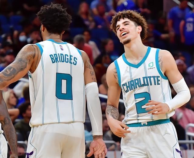 黄蜂新援表现火爆,球迷对他寄予厚望 黄蜂新援表现火爆,球迷对他寄予厚望